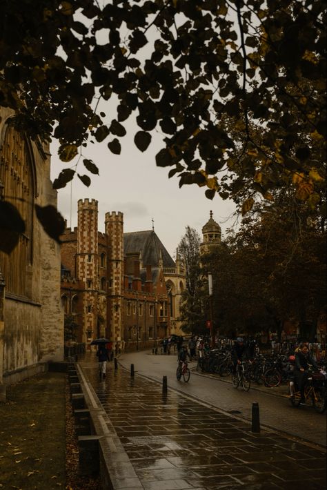 Crisp Air Aesthetic, Cambridge In Autumn, Oxford Autumn Aesthetic, Ivy School Aesthetic, Autumn Uk Aesthetic, Rainy England Aesthetic, Oxford In Autumn, Cambridge Uk Aesthetic, Uk Autumn Aesthetic