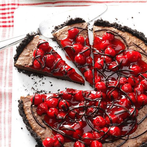 Black Forest Tart Recipe -Cherry pie filling and a melted chocolate drizzle top a rich, fudgy cake made from chocolate cookie crumbs. —Taste of Home Test Kitchen Packaged Cookies, Fudgy Cake, Cherry Dump Cake, Cherry Desserts, Chocolate Covered Cherries, Cherry Recipes, Cherry Pie Filling, Dump Cake, Chocolate Tart