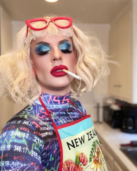 Katya Zamolodchikova, Lady Gaga Pictures, Trixie And Katya, Purple Blush, Fun Video, Queen Makeup, Rupaul Drag, Hair Shows, Rupauls Drag Race