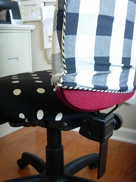 make pretty slip covers for an ugly desk chair Office Chair Slip Cover, Diy Office Chair, Office Chair Makeover, Pretty Desk, Diy Chair Covers, Chair Drawing, Office Chair Cover, Scandinavian Dining Chairs, Upcycled Furniture Diy