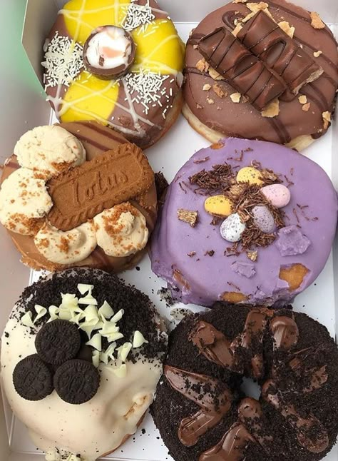 Doughnut Flavor Ideas, Foto Donat, Donuts Gourmet, Donuts Donuts, Delicious Donuts, Yummy Comfort Food, Food Drinks Dessert, Snack Cake, Donut Recipes