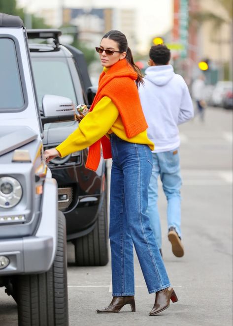 Bright Sweater, Kendall Jenner Street Style, Celeb Street Style, Kendall Style, Color Blocking Outfits, Classic Trench Coat, Model Street Style, Kendall Jenner Outfits, Jenner Outfits