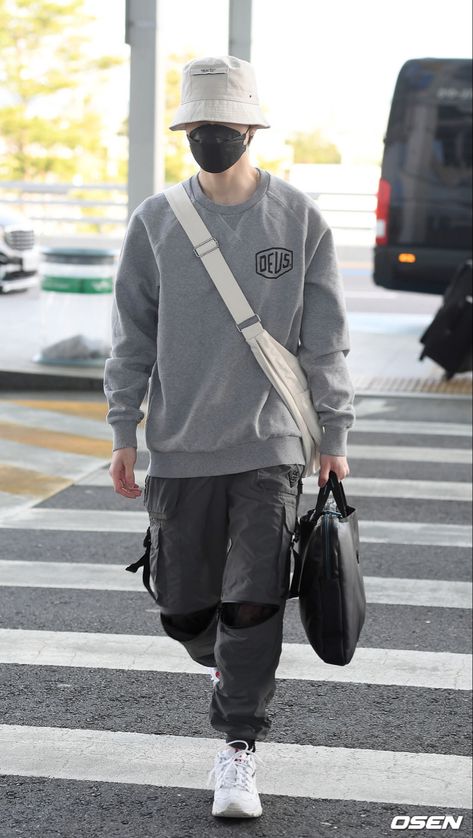 Kpop Fashion Men, Dystopian Fashion, Hendery Wayv, Love Cover, Incheon Airport, Korea Fashion, Incheon, Airport Style, Airport Outfit