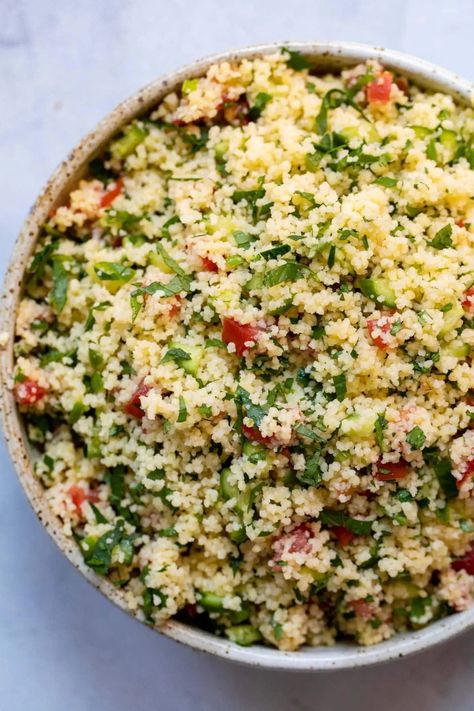 A simple tabbouleh recipe made with couscous and lots of fresh veggies and herbs. Light and fresh and perfect for a healthy lunch or a dinner side dish! Couscous Recipes Salad, Couscous Tabbouleh, Simple Couscous Recipes, Tabbouleh Salad Recipe, Tabbouleh Recipe, Quinoa Tabbouleh, Bon Appetite Recipes, Tabbouleh Salad, Dinner Side