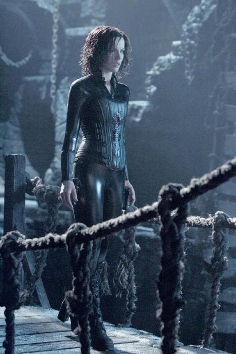 kate-beckinsale-underworld-evolution-23 Underworld Costume, Underworld Cosplay, Underworld Vampire, Underworld Evolution, Underworld Selene, Underworld Movies, Vampire Outfit, Female Vampire, Vampires And Werewolves