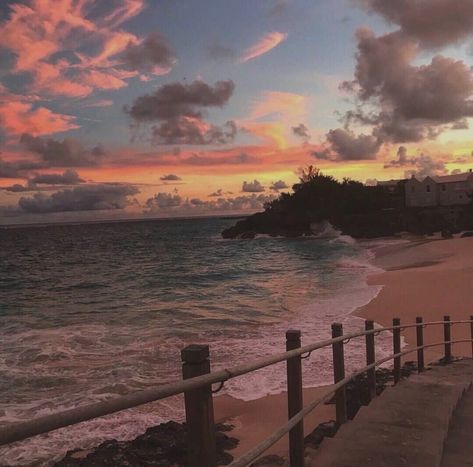 Clouds In The Sky, Beach At Sunset, Pretty Sky, Beach Aesthetic, Nature Aesthetic, Pretty Places, Sky Aesthetic, Travel Aesthetic, Beautiful World