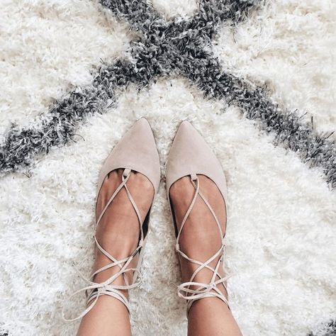 Cream Lace Up Flats #sexyshoes Tie Up Flats, Mode Shoes, Elegante Y Chic, Lace Up Flats, Comfortable Flats, Boutique Fashion, Pointed Toe Shoes, Cream Lace, Crazy Shoes