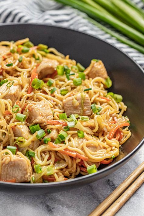 Easy 30 Minute Chicken Chow Mein is so easy to put together and has the most incredible flavor! The whole family will love this 30 minute meal! Ermine Icing, Flavored Biscuits, Mexican Churros, Veal Schnitzel, German Schnitzel, German Spaetzle, Authentic Pasta, Funfetti Birthday, Schnitzel Recipe