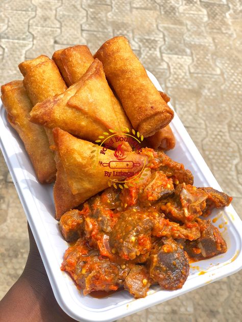 This delicious small chops platter is to be served at parties, homes, etc. Nigerians loves it😃😃😃 Small Chops Package In Nigeria, Small Chops Platter, Food Tray Ideas, Small Chops, African Recipes Nigerian Food, Restaurant Designs, Ball Painting, Food Business Ideas, Nigerian Recipes