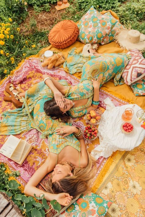 70s Picnic Retro, Boho Picnic Photoshoot, Vintage Picnic Photoshoot, Spring Picnic Photoshoot, Picnic Editorial, Picnic Aesthetic Photoshoot, 70s Picnic, Colourful Picnic, Picnic Photoshoot Ideas