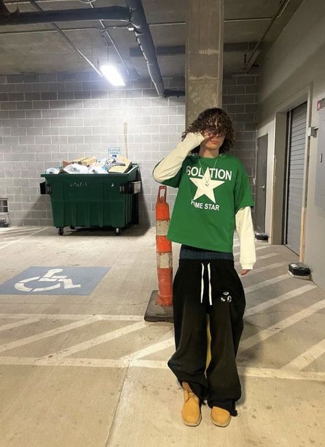 Green Sneakers Outfit, Baggy Pants For Men, Style Baggy Pants, Modest Aesthetic, Y2k Outfits Men, Skating Outfit, Y2k Fits, Fall Streetwear, Pants Outfit Men