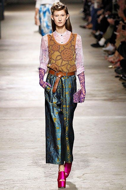 Dries Van Noten Women, Dries Van Noten Womenswear, Dries Van Noten Spring 2024, Dries Van Noten Street Style, Dries Van Noten 2024, Dries Van Noten 2023, Funky Clothing, Mules Outfit, Styling Tricks