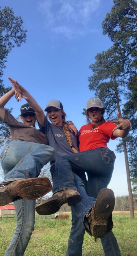 Country Girl Asethic, Country Pictures With Friends, Country Friend Group, Country Instagram Pictures, Western Summer Aesthetic, Country Best Friend Pictures, Fashion Outfits Work, County Fair Outfit, Country Besties