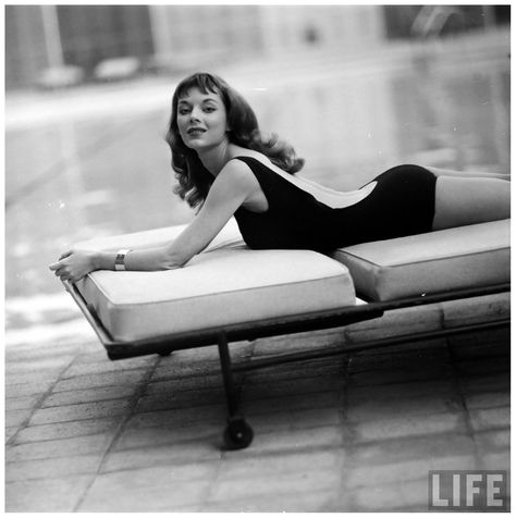 Vikki Dougan, 50s Glamour, 1950s Woman, 1950s Fashion Women, 1950s Women, Curve Hugging Dress, Backless Bathing Suits, Lady Godiva, Backless Gown