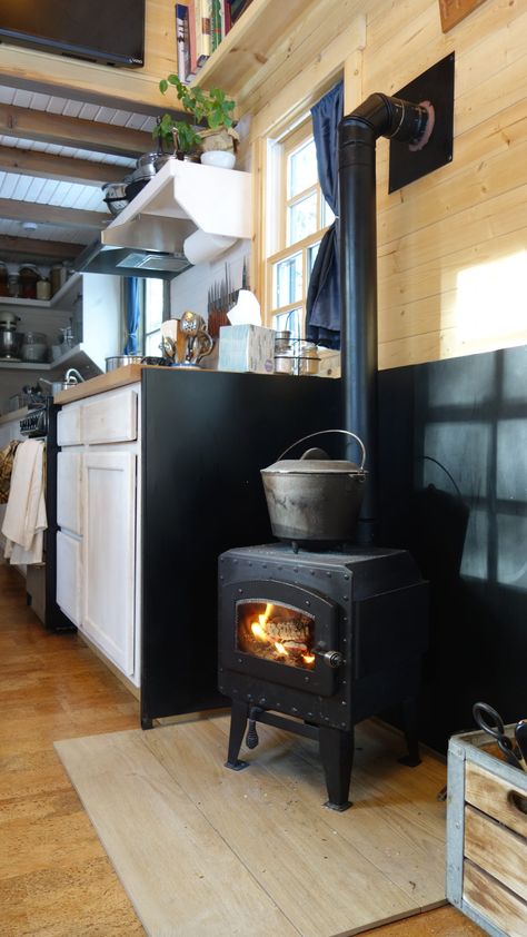 Small Wood Stove, Off Grid Tiny House, Tiny House Inspiration, Tiny Cabins, Tiny House Kitchen, Casa Container, Mobil Home, Tiny Cabin, Tiny House Interior