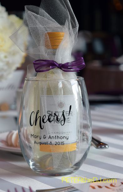 personalized wine glasses Wine Glass Wedding Favors, Glasses Wedding Favors, Wine Glasses Wedding, Glass Wedding Favors, Lila Party, Wine Wedding Favors, Wedding Favors Rustic, Wedding Favor Table, Homemade Wedding Favors