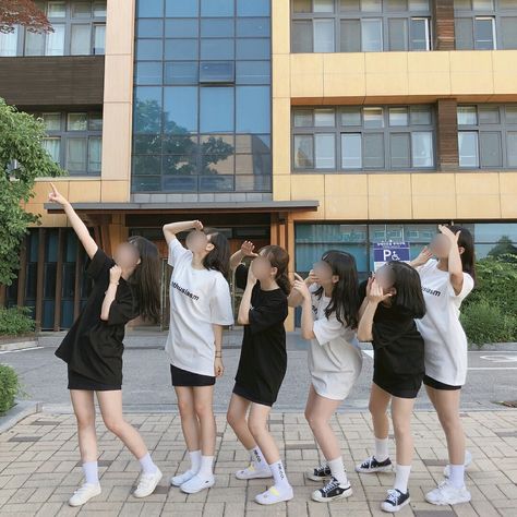 6girls Friends, Ulzzang Squad, Western Photo, Group Photography Poses, Korean Best Friends, Girl Friendship, Fotos Goals, Best Friends Shoot, White Socks