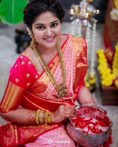 Roja Actress, Sneha Saree, Wife Cooking, Sneha Prasanna, Actress Sneha, Room Boy, Silk Thread Bangles Design, Latest Silk Sarees, Latest Blouse Designs Pattern