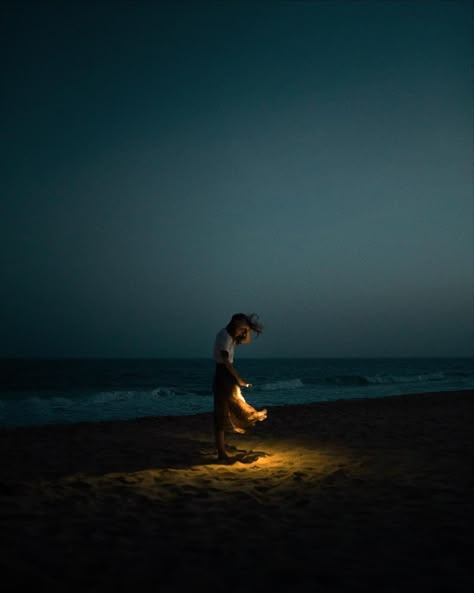 Night Photography Portrait, Blue Hour Photography, Night Portrait, Creative Portrait Photography, Film Inspiration, Blue Hour, Cinematic Photography, Creative Portraits, Portrait Inspiration