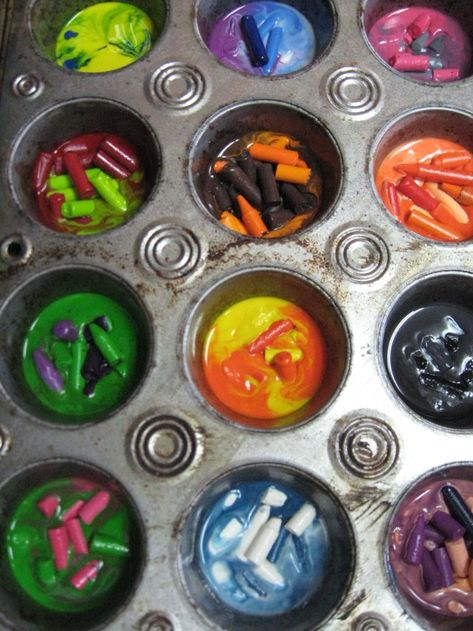 14 Surprising Things to Do with Old Crayons Melted Crayon Canvas, Melted Crayon Crafts, Crayon Candles, Children Projects, Making Crayons, Recycled Crayons, Crayon Crafts, Crayon Heart, Broken Crayons