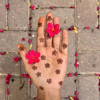 Aesthetic Mehandi, Intricate Henna Designs, Mehndi Design For Eid, Easy Mehndi Design, Henna Designs For Kids, Modern Henna, Henna Tattoo Designs Hand, Modern Henna Designs, Simple Henna Tattoo