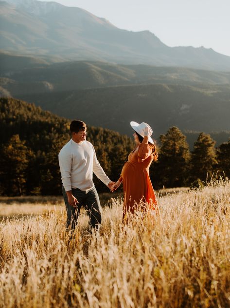 Colorado Mountain top maternity photos. Colorado maternity photographer. Asheville Maternity Photos, Colorado Winter Maternity Pictures, Mountain Maternity Photoshoot, Maternity Photo Shoot Mountains, Maternity Shoot Mountains, Diy Outdoor Maternity Photos, Maternity Photos Mountains, Yosemite Maternity Photos, Colorado Maternity Photos