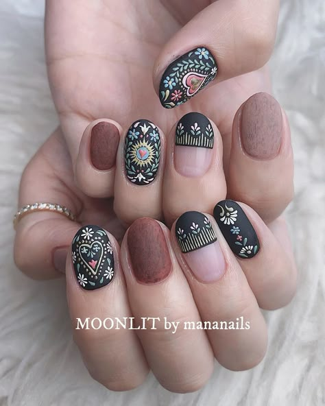 Elaborate Nail Designs, Hippie Nails Boho, Luv Nails, Maquillage Yeux Cut Crease, Boho Nails, Hippie Nails, Her Nails, Colorful Embroidery, Nail Jewelry