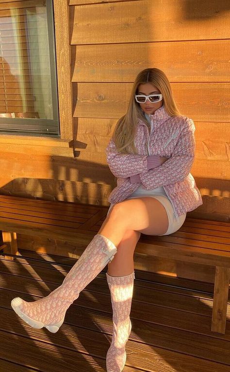 Craving Christmas from The Kardashian-Jenners' Winter 2020 Vacation on E! Online Stylizacje Kylie Jenner, Moda Kylie Jenner, Kristen Jenner, Kylie Scott, Dior Coat, Looks Kylie Jenner, Estilo Kylie Jenner, Kyle Jenner, Kylie Jenner Look