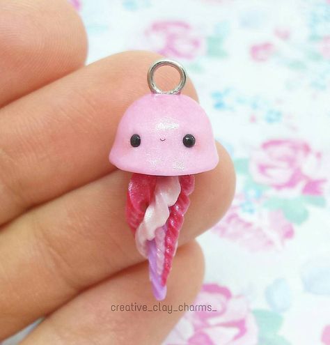 Hi guys! Today I want to show you this jellyfish charm inspired by the wonderful tutorial from @xoxrufus . I hope you like it #xoxRufus Sculpy Ideas, Clay Jellyfish, Jellyfish Charm, Kawaii Charms, Pink Jellyfish, Polymer Clay Kawaii, Polymer Clay Animals, Cute Polymer Clay, Polymer Clay Miniatures