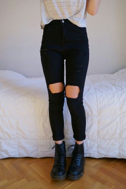 Uhm, can anyone tell me where to get good black high waisted pants like these! That would be awesome. Thanks Grunge Style, Dieselpunk, Outfit Goals, Grunge Fashion, Punk Fashion, Alternative Fashion, Wearing Black, Dr. Martens, Ripped Jeans