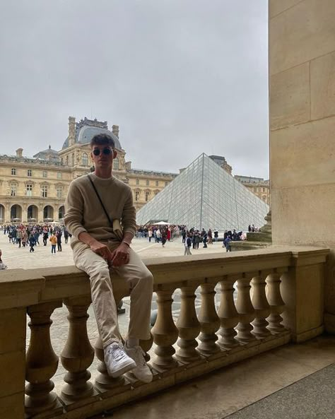 Eddy Davies on Instagram: "visiting mona pending…" Paris Picture Ideas, Indie Fashion Men, Paris Instagram Pictures, Paris Photo Ideas, Paris Travel Photography, Male Portrait Poses, Paris Mens Fashion, Europe Photography, Mens Photoshoot Poses