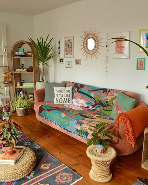 70s Inspired Living Room Vintage, Colorful Boho Studio Apartment Ideas, Boho Bedroom Inspirations Modern, Bohemian Home Interior, Latin Inspired Home Decor, Mini Home Interior Design, Apartment Beach Decor, Organic Modern Colorful, Big Wall Space Decor Ideas