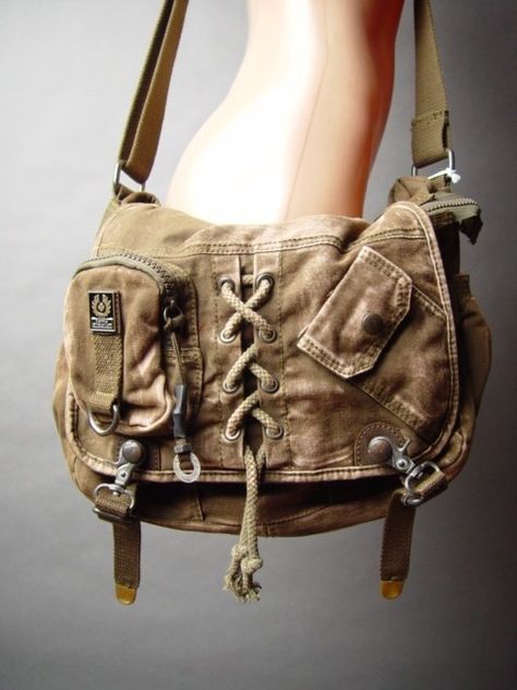 This is also an awesome steampunk side bag/book bag. Though it's leather, it still seems pretty lightweight and floppy: just what I like! Tas Denim, Steampunk Bag, Bag Inspiration, Military Bag, Bags Online Shopping, Army Surplus, Military Army, Pretty Bags, Outfit Casual