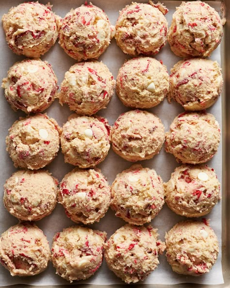 Strawberries And Cream Biscuits, Levain Strawberry Cookies, Cookie Base Dough, Freeze Dried Fruit Cookies, Dehydrated Strawberries Recipes, Freeze Dried Strawberry Recipes Baking, Uses For Freeze Dried Strawberries, Recipes Using Dried Strawberries, Strawberry Milkshake Cookies