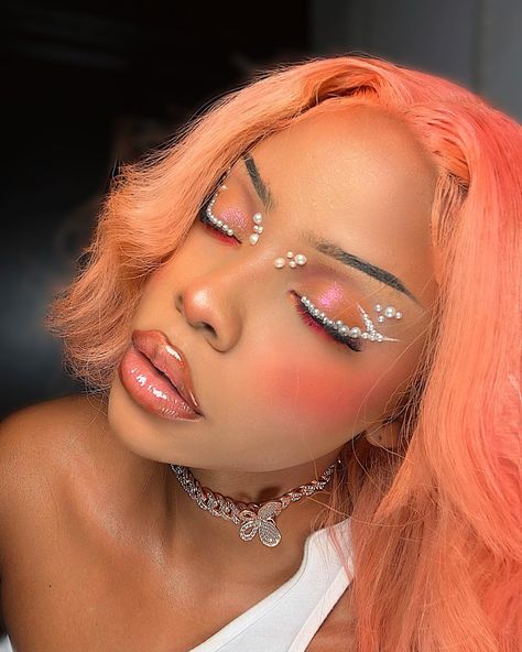 Babenexttdoor makeup Pink And Pearls Makeup, Rhinestone And Pearl Makeup, Makeup Ideas With Pearls, Pearl Eye Look, Pink Pearl Makeup, Pink Festival Makeup, Eye Makeup With Pearls, Gem Makeup Looks, Pearl Makeup Look