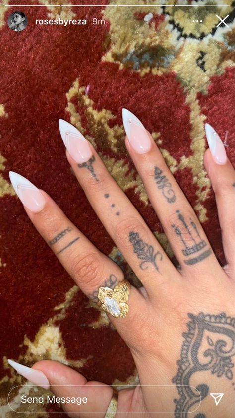 Rhianna Hand Tat, Rihanna Finger Tattoos, Celebrity Hand Tattoos, Rihanna Hand Tattoo Inspired, Hand Chain Tattoo, Finger Tattoo Black Women, Finger Tattoos On Black Women, Hand Tattoo Aesthetic, Finger Tattoos Black Women