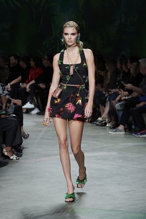 Kendall Jenner on the Versace Runway at Milan Fashion Week Versace 2020 Spring Summer, Crazy Runway Fashion, Kendall Jenner Fashion Week, Kendall Jenner Runway, Runway Fashion Vintage, Vintage Runway Fashion, Runway Fashion 2020, Jenner Photos, Women's Runway Fashion