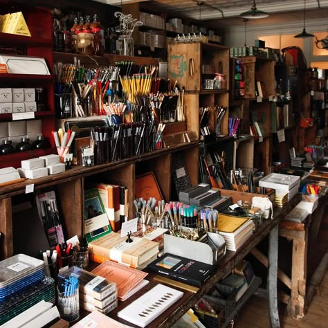 Art Organization Ideas, Stationery Store Design, Art Studio Space, Stationary Store, Art Studio Organization, Art Supplies Storage, Art Studio Design, Stationary Shop, Desk Inspiration