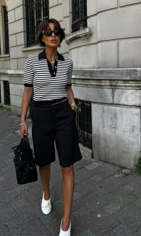 Black Bermuda Shorts Outfit, Look Bermuda, Work Outfit Summer, Bermuda Shorts Outfit, Polo Outfits, Polo Outfit, Outfit Verano, Spring Fashion 2022, Classic Wear