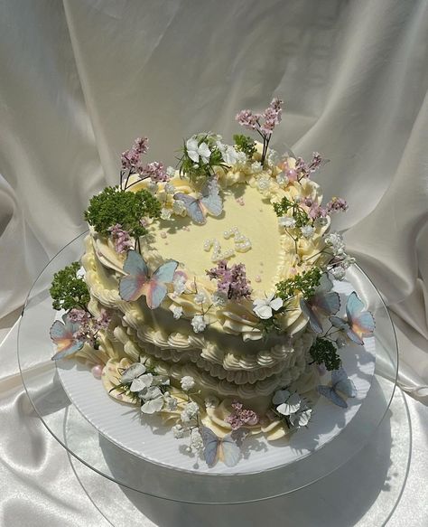 Spring Birthday Cake, Cake With Real Flowers, Cottagecore Cake, Moss Cake, Fairy Tale Wedding Cake, Fairy Garden Cake, 25th Birthday Cakes, Butterfly Birthday Cakes, Pastry Design