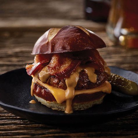 Move over BBQ, I'm putting SKIPPY® peanut butter on my SKIPPY® Bacon Peanut Butter Burger. Black Pepper Bacon, Peanut Butter Burger, Burgers Vegetarian, Butter Burger, Cooking Japanese, Pepper Bacon, Unique Burgers, Butter Burgers, Skippy Peanut Butter