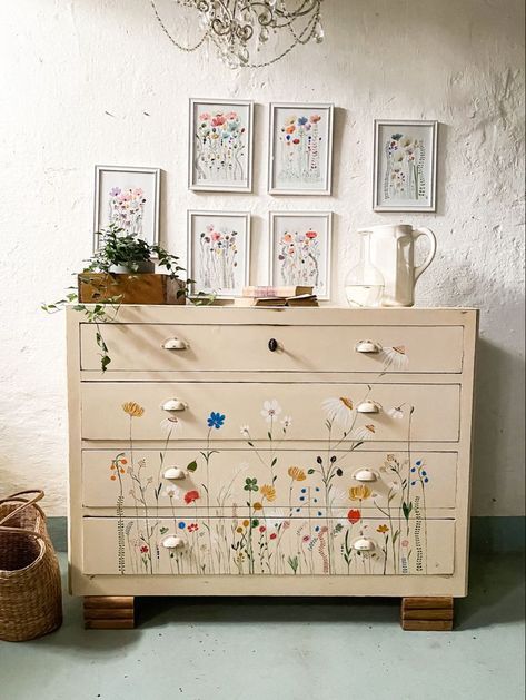 Indian Cabinet, Painted Furniture Ideas, Koti Diy, Hand Painted Dressers, Floral Furniture, Living Room Tv Cabinet, Painted Drawers, Dekor Diy, Flowers Painted