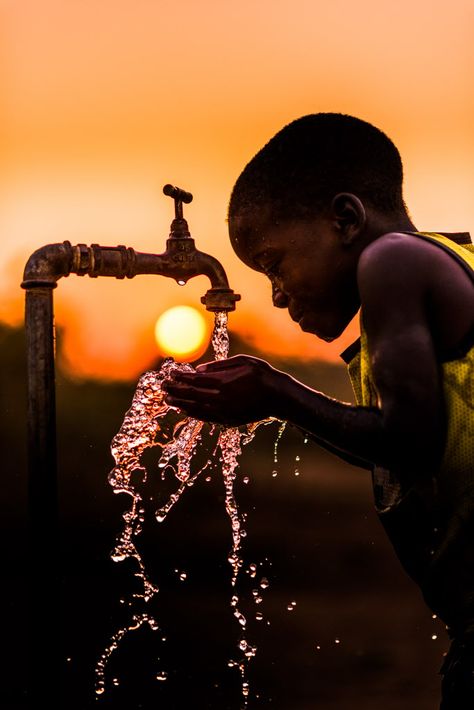 СОЛНЦЕ Homeless Kids, Mother Africa, Afrique Art, World Vision, African Children, Safe Drinking Water, Water Photography, Foto Art, Water Well