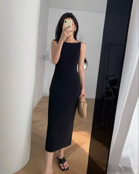 Timeless Dresses Casual, Minimalist Dress Outfit, Black Outfit Aesthetic Classy, Thesis Defense Outfit, Modern Church Outfit, Minimalist Dress, Backless Slip Dress, Spaghetti Strap Summer Dress, Quoi Porter