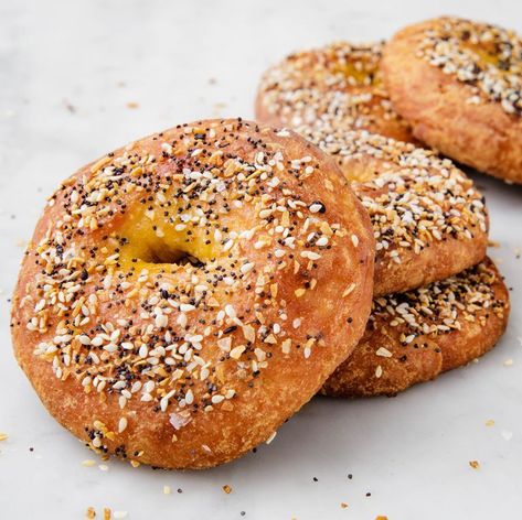 FINALLY—A Keto Bagel You'll Actually WANT To EatDelish Keto Bagels Recipe, Keto Bagel, Keto Brood, Bagels Recipe, Low Carb Bagels, Keto Bagels, Keto Biscuits, Keto Breads, Carb Snacks