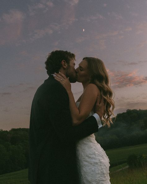 Romantic wedding portraits under the purple evening sky and bright moon. Beautiful wedding photography during the night. This is your sign to take wedding photos at night. Bride and groom kissing under the night sky. Wedding Pictures At Night, Nighttime Wedding Photos, Night Time Wedding Photos, Photos At Night, Bride And Groom Kissing, Night Wedding Photos, Night Time Wedding, Bright Moon, Under The Moonlight