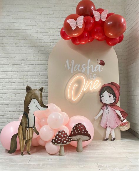 Red Riding Hood Birthday Party, Red Riding Hood Birthday, Dolphin Birthday, Kotak Bento, Red Riding Hood Party, Baby Birthday Party Theme, Decoration Buffet, Birthday Party Idea, Fairy Garden Birthday Party