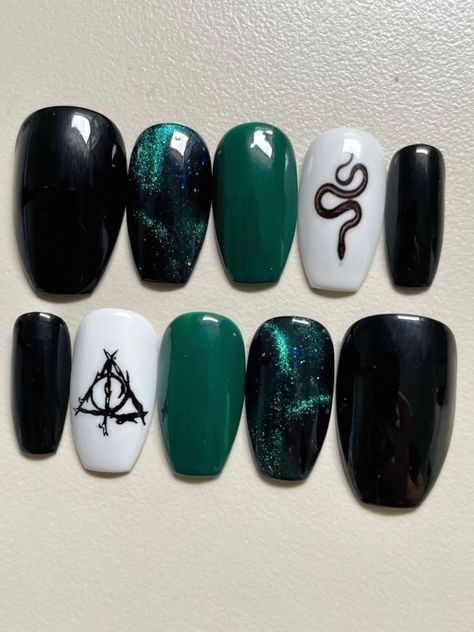 Harry Potter Nails Designs, Potter Nails, Harry Potter Nail Art, Harry Potter Nails, Slytherin Harry, Punk Nails, Slytherin Harry Potter, Gothic Nails, Anime Nails