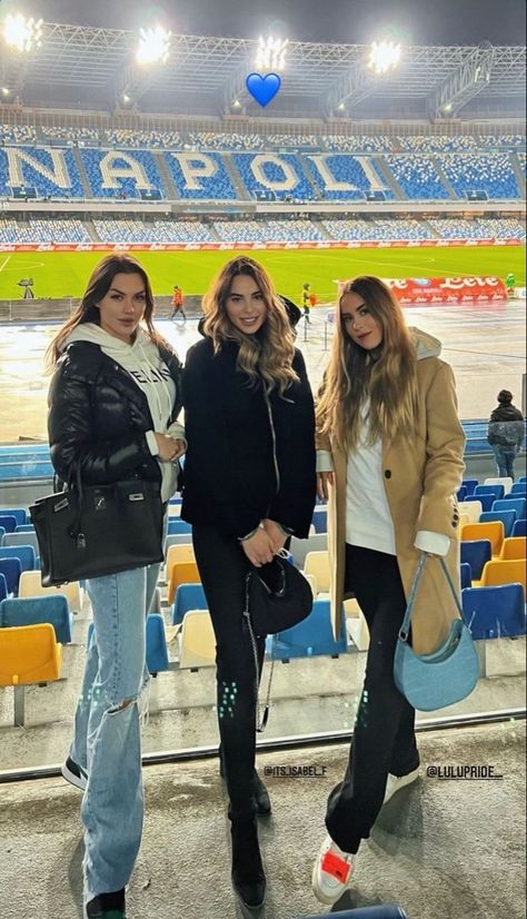 Soccer Wife Aesthetic, Soccer Game Outfits, Premier League Trophy, Ronaldo Girlfriend, Soccer Wife, Players Wives, Football Wife, Footballers Wives, Champion League