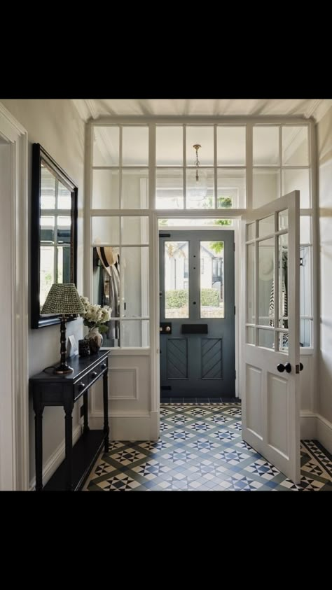 Vestibule Entryway, Foyer Colors, Sas Entree, Victorian House Interiors, Farmhouse Entry, Victoria House, Mudroom Entryway, Entry Decor, Cape House